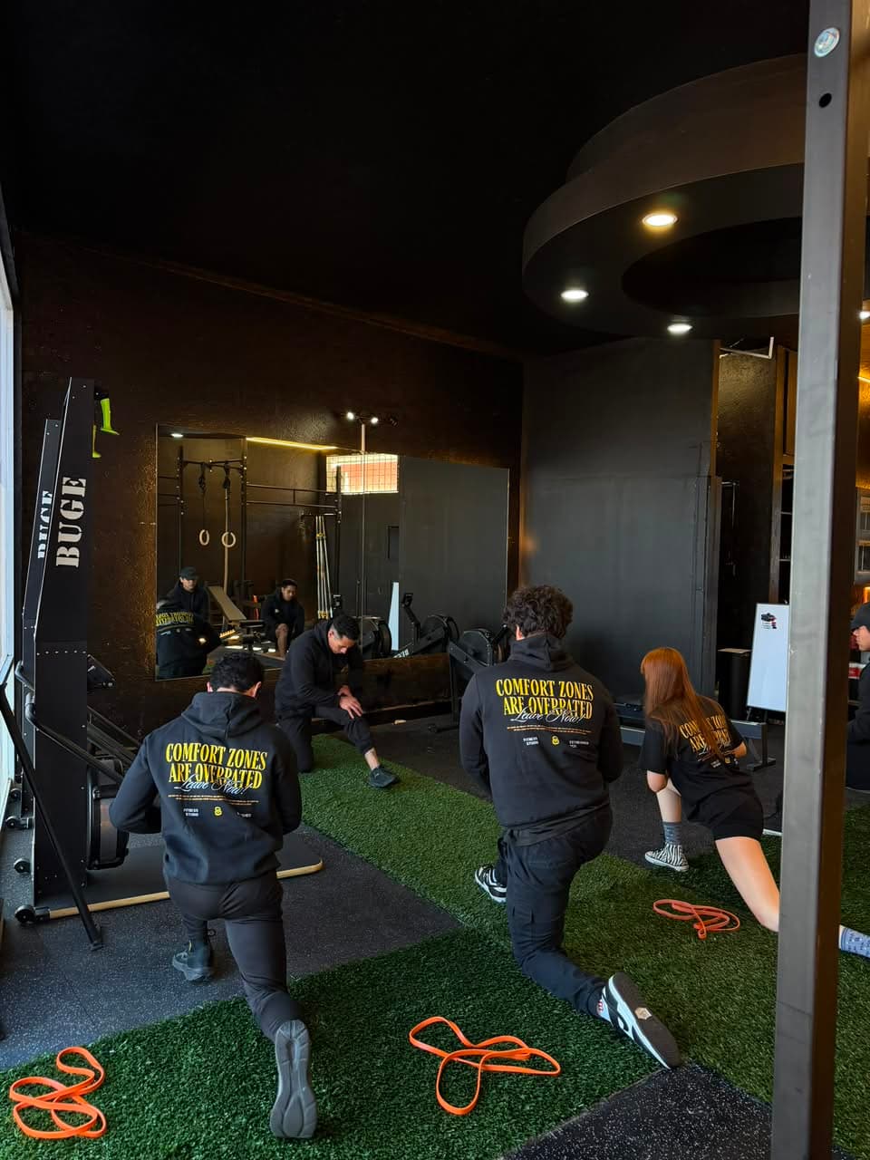 Clase grupal con bandas de resistencia en Pinafit